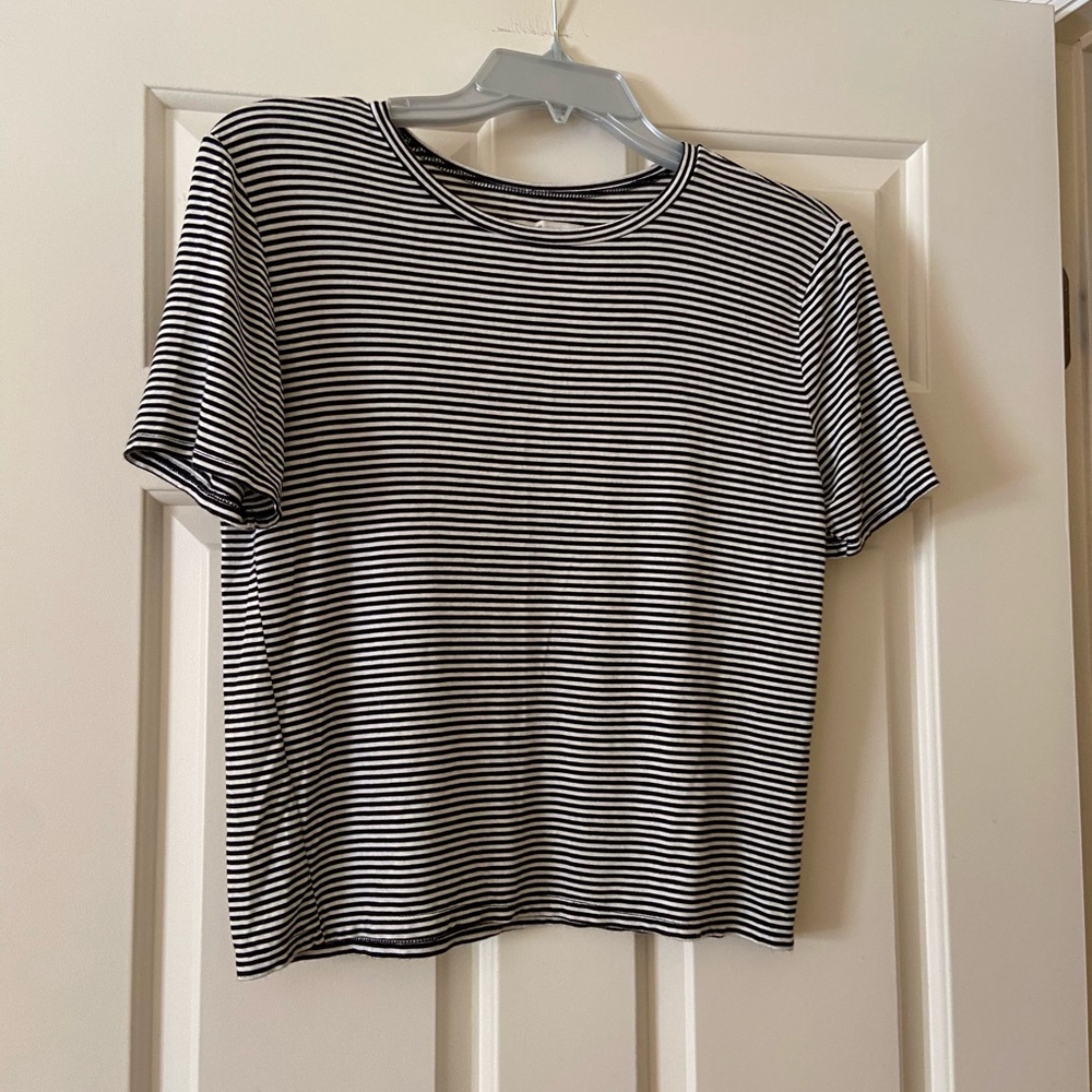 Short sleeve black and white striped crew neck shirt